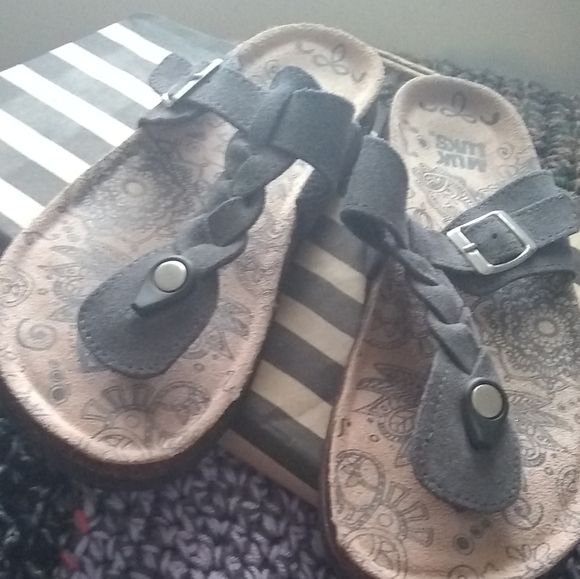 Muk Luk Grey-Blue Leather Paisley Sandal - Picture 6 of 6